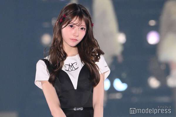 AKB48千葉恵里、“大天才赤チェック衣装”でほっそり美脚披露「スタイル