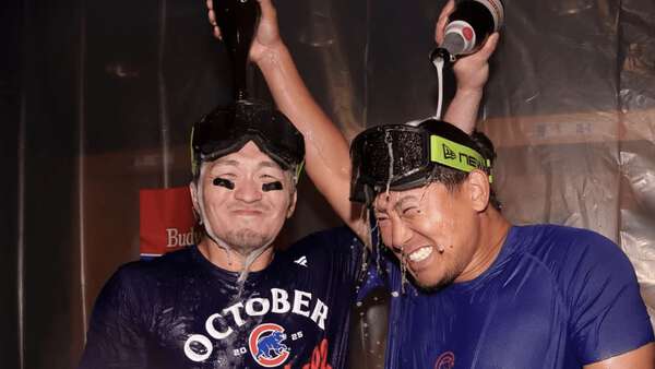 今永昇太＆鈴木誠也、輝く笑顔のシャンパンファイトにSNS歓喜「弾け