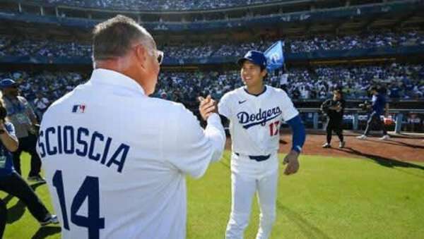 大谷翔平、エンゼルス時代の恩師と再会 少年のような笑顔と握手で感謝