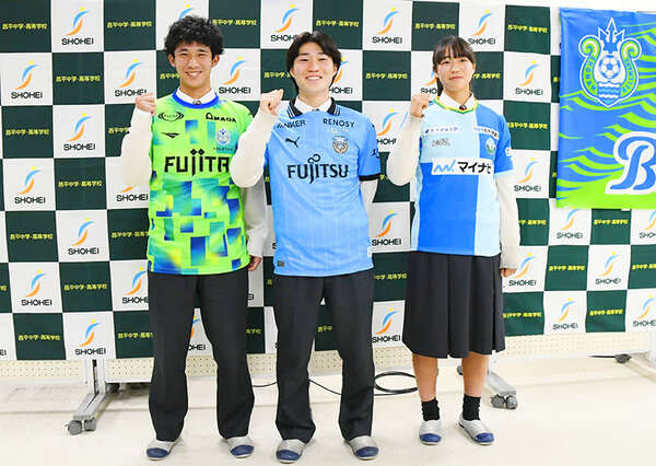 気持ち新たに飛躍誓う 埼玉・昌平高校 男女のサッカー部 プロ入りする3