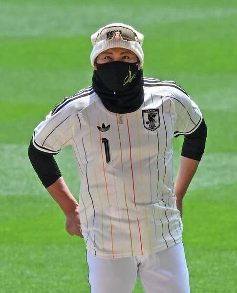 えっ！？日本ハム・新庄剛志監督がサッカー日本代表のユニ着用 見慣れ