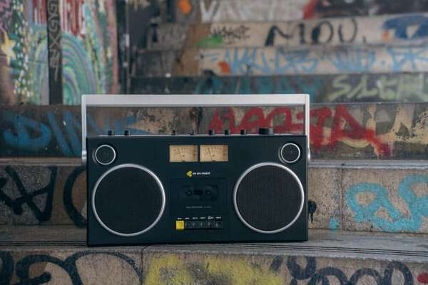 80年代ブームボックス風のカセットプレーヤー搭載 Bluetoothスピーカー