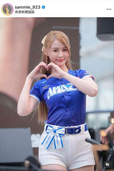 台湾の美女チア・サミー、超ミニ×パーカーのコーデで「激カワ