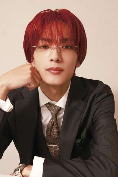 なにわ男子・高橋恭平、スーツ姿で美麗な表情 “会社の同僚”テーマに