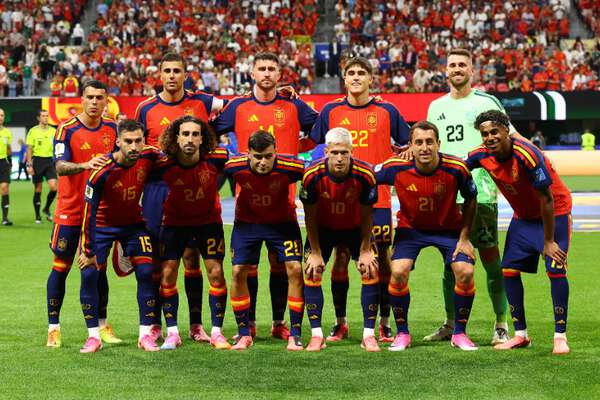 スペイン代表のW杯ジャージ「世界で最もお洒落」 移動姿に反響…レトロ