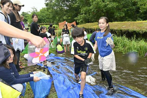 河川敷清掃作業(額縁付き) お魚捕まえた！ 上三川で河川敷清掃イベント開催 親子100人超参加|au