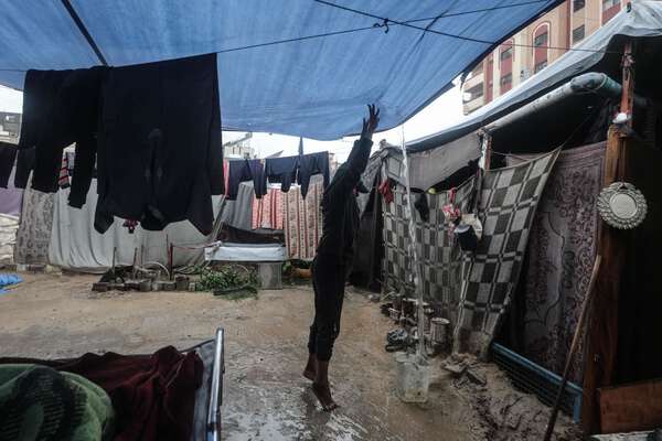 ガザで乳児が凍死と報道 雨でテントの浸水相次ぐ|au Webポータル国際ニュース