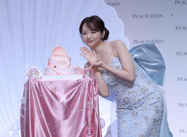 森香澄が巨大リボンのマーメイドドレスで登場 「プリンセスになっ