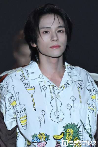 山下幸輝、トップでの微笑みにキュン ヴィンテージライクの