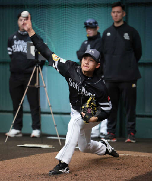 投球練習する徐若熙 プロ野球|au Webポータルスポーツニュース