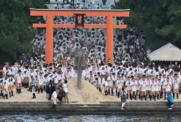 博多祇園山笠、全流お汐井取り 最高気温32・5度…炎天下に響く