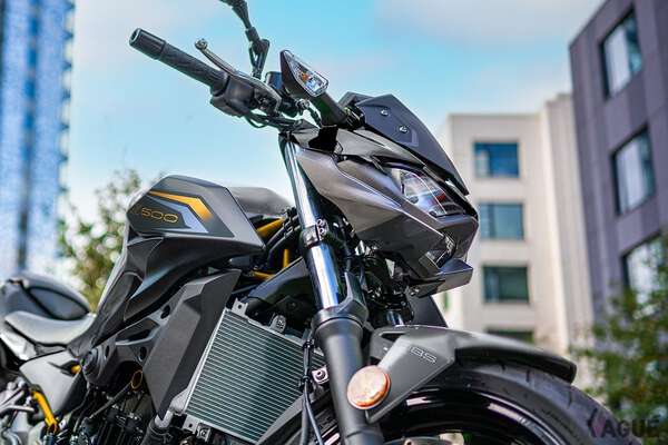 250cc級の車体に451ccエンジンを搭載！ “Sugomi”デザインをまとう