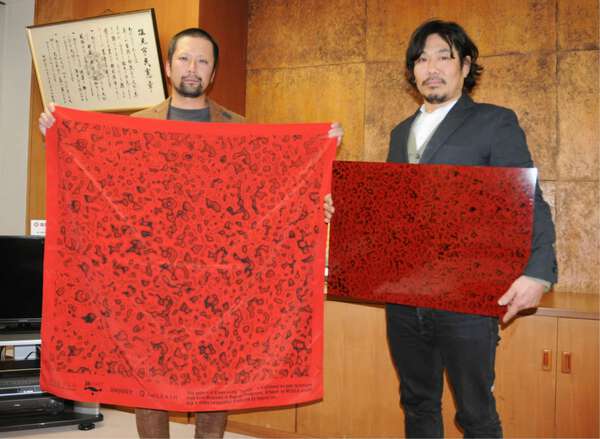 木曽漆器の模様を風呂敷に 塩尻市で商品化