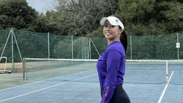 園田彩乃、思い出のテニスコートを訪れ笑顔で記念撮影 “ピチピチ