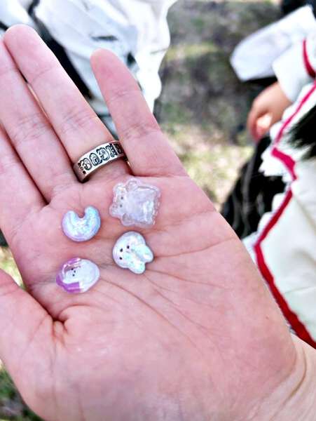 Heartwarming Encounter: Elementary Students Gift Stickers to Cosplayers in Park