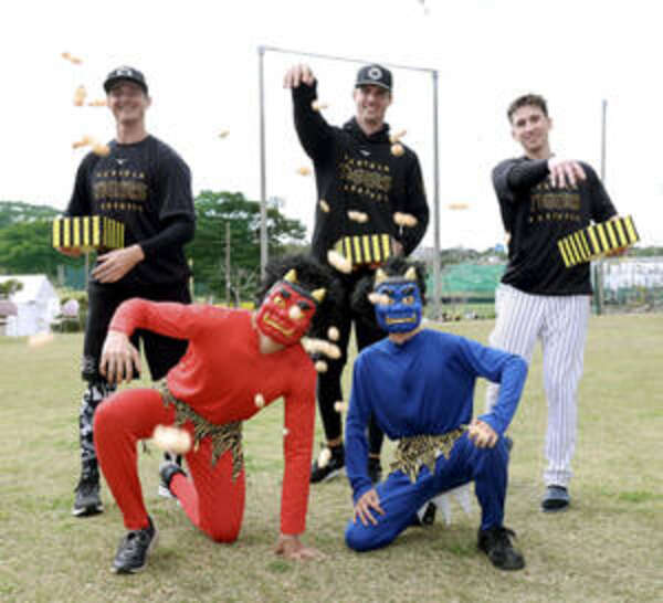 阪神】新外国人トリオが豆まきを初体験 203センチ右腕