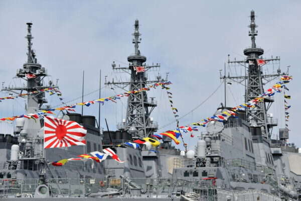 電気も電波もいらない最強の通信手段！ 護衛艦が掲げるカラフルな