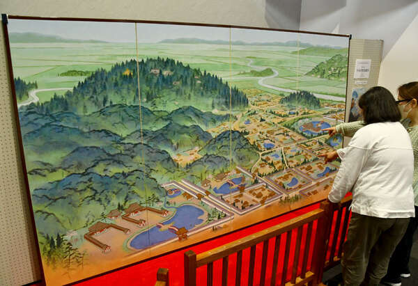 平泉の繁栄 鮮やかに 村田さん（花巻出身日本画家）びょうぶ絵公開