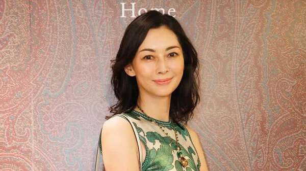 伊東美咲さん ポップ 伊東美咲 一時帰国で美スタイル際立つ上品タイトドレス姿披露