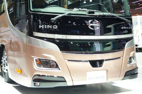 新型「セレガ」ついに公開 日野の大型観光バス20年ぶりボディ刷新