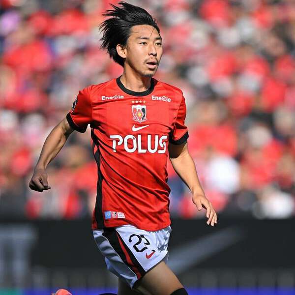 浦和レッズ　柴戸海選手サイン入りサッカースパイク 浦和レッズから衝撃の一報…在籍10年目のボランチとの契約解除を発表