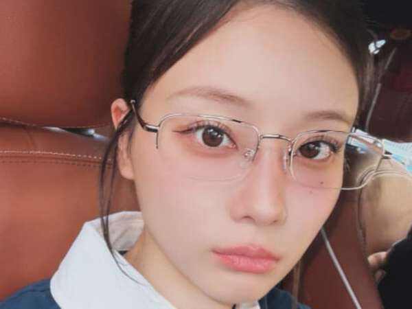まるで別人やん」重盛さと美、眼鏡姿にファン歓喜！ 「リケジョっぽ