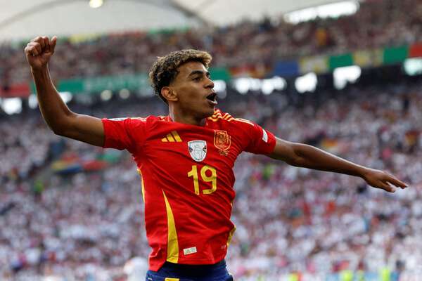 スペイン代表のW杯用新ジャージ「どこで買える？」 レトロな1着に
