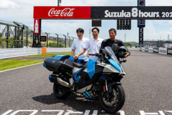 カワサキ、水素エンジンのバイクを鈴鹿8耐の会場で公開走行実施
