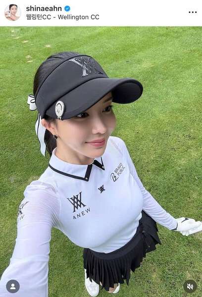 女子ゴルフのアン・シネ、脚長っピンクの膝上ミニスカウェアで神