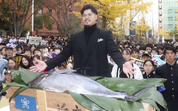 阪神・佐藤輝明に「近大マグロ」 「食べて、赤身を増やします」|au Web