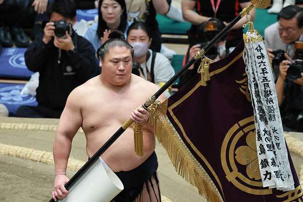 何味なのか…」 土俵に巨大な物体が突如…大相撲のド派手なV副賞に集まる