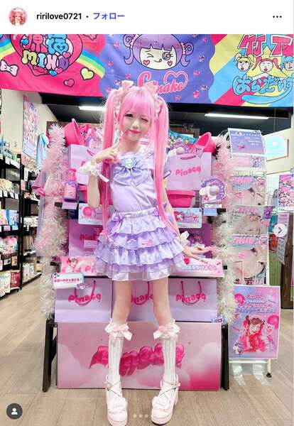 小学生姫ギャル”りりぴ、全身ピンクふわもこミニスカ姿でエスター