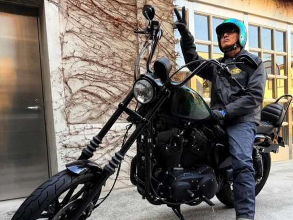 木村拓哉、愛車・ハーレーにまたがりピースポーズ！ 「気温が上がって