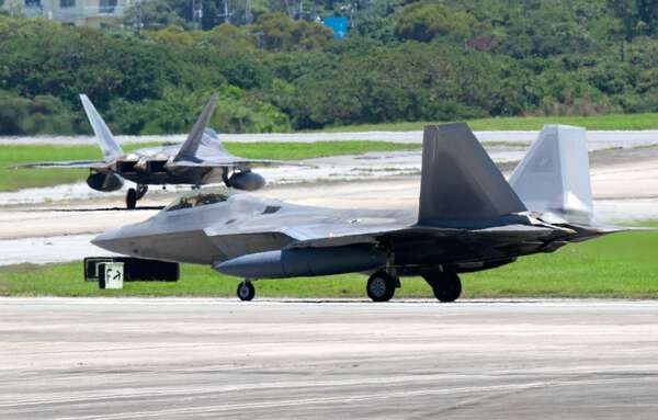 米軍嘉手納基地にF22ラプター6機が飛来 暫定配備の可能性も|au Web