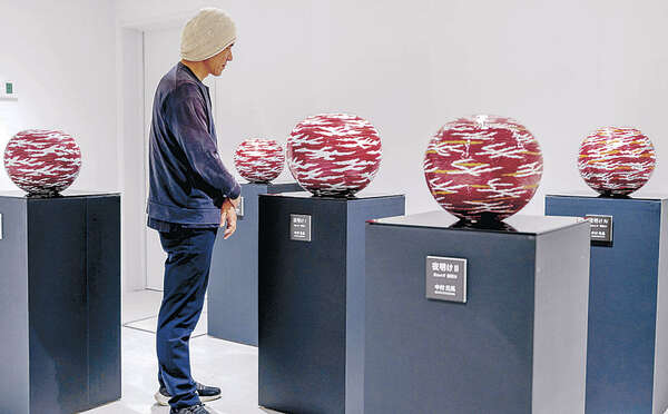 万博会場に深紅の輝き 中村元風さん作品展示始まる|au Webポータル国内
