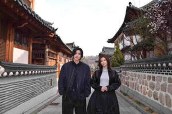 韓国でファンに迎えられる生見愛瑠と道枝駿佑