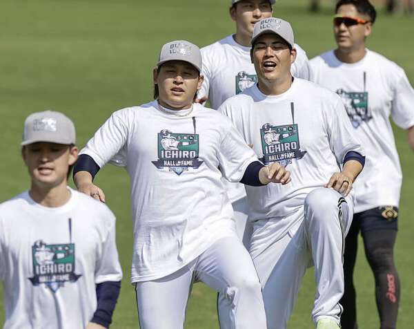 イチローさんの米殿堂入り祝う オリックス、記念Tシャツで練習|au Web