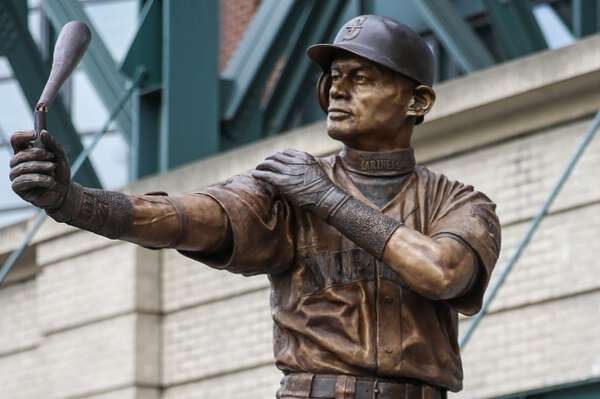マリナーズ本拠地前に完成したイチローの銅像 まさかのハプニングに