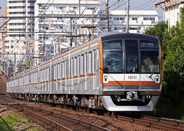 関東では「東急田園都市線直通」「半蔵門線直通」と路線名まで言うのに…「直通列車の駅放送」は関西とこんなに違う|au Webポータル国内ニュース