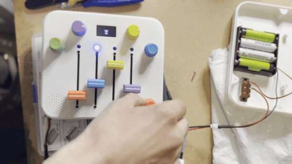 娘の3歳の誕生日にポータブルなステップシーケンサー付き