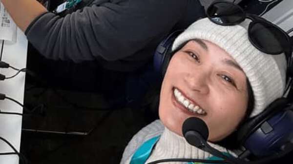 モーグルレジェンドの上村愛子、解説席での現在の姿に「やっぱかわいい