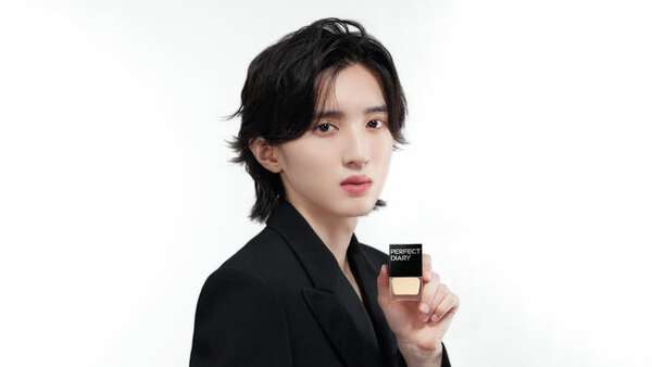 なにわ男子・道枝駿佑、ブラックスーツ姿で光纏いランウェイ