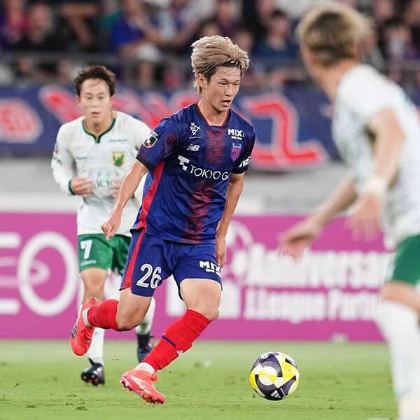 それはアカン」わざと？ 倒れた相手にボールを当ててCKを取ろうとした