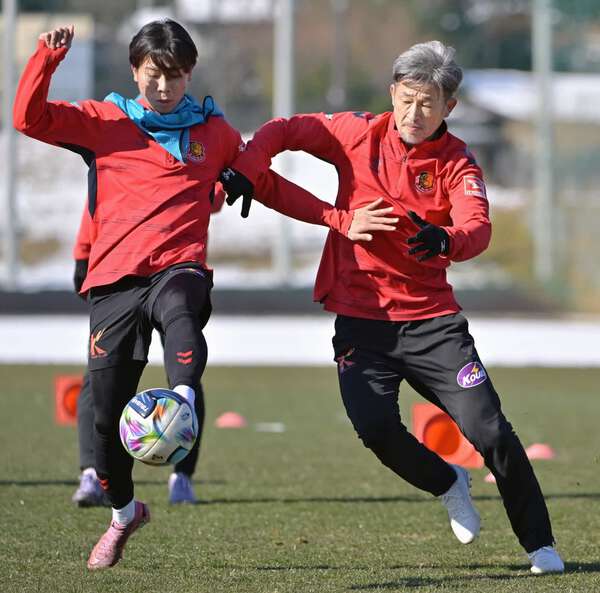 サッカー練習着 58歳カズ、J3福島で初練習 新天地で「全力尽くす」|au Webポータル