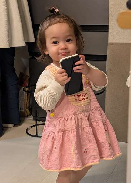 30年前の“ママのおさがり”「メゾ ピアノ」ワンピ、1歳8カ月の娘が着て