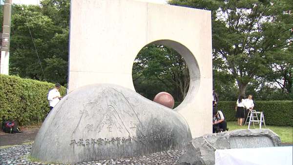 雲仙・普賢岳大火砕流から35年 島原市長や市民が追悼碑に献花 消防団員や報道関係者43人が犠牲のサムネイル