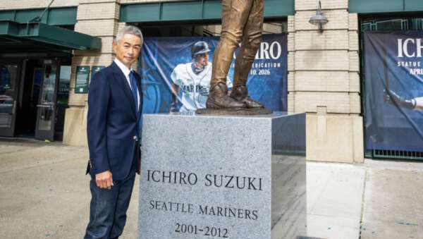 公式も「Ichiro forever」と賛辞！ マリナーズ本拠地にイチローが登場