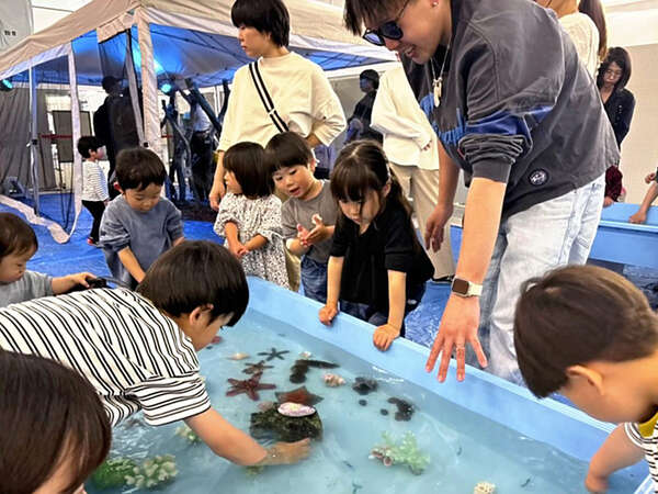 福島でカブトムシに触れる春のこむこむまつり
