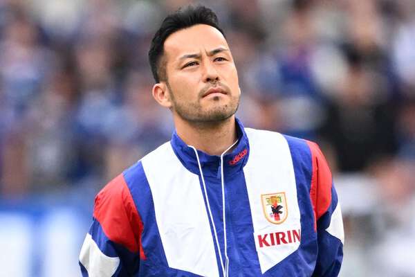 吉田麻也、国歌吹奏で目に涙 前半14分の交代時には両チーム選手が花道