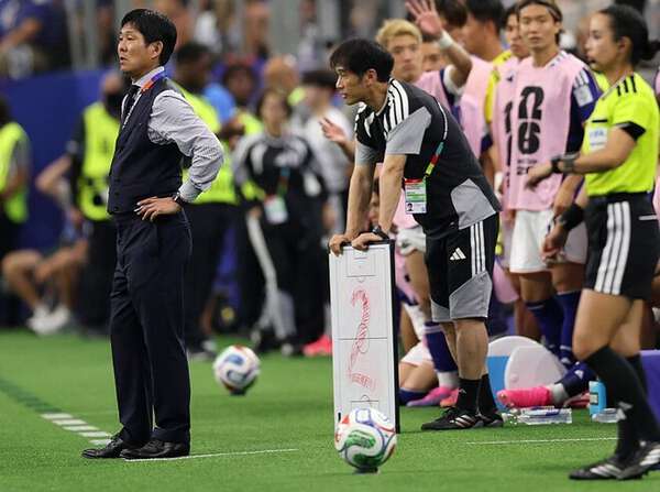 45」「2」…日本代表のベンチが掲げた数字の意味は？ 話題となった